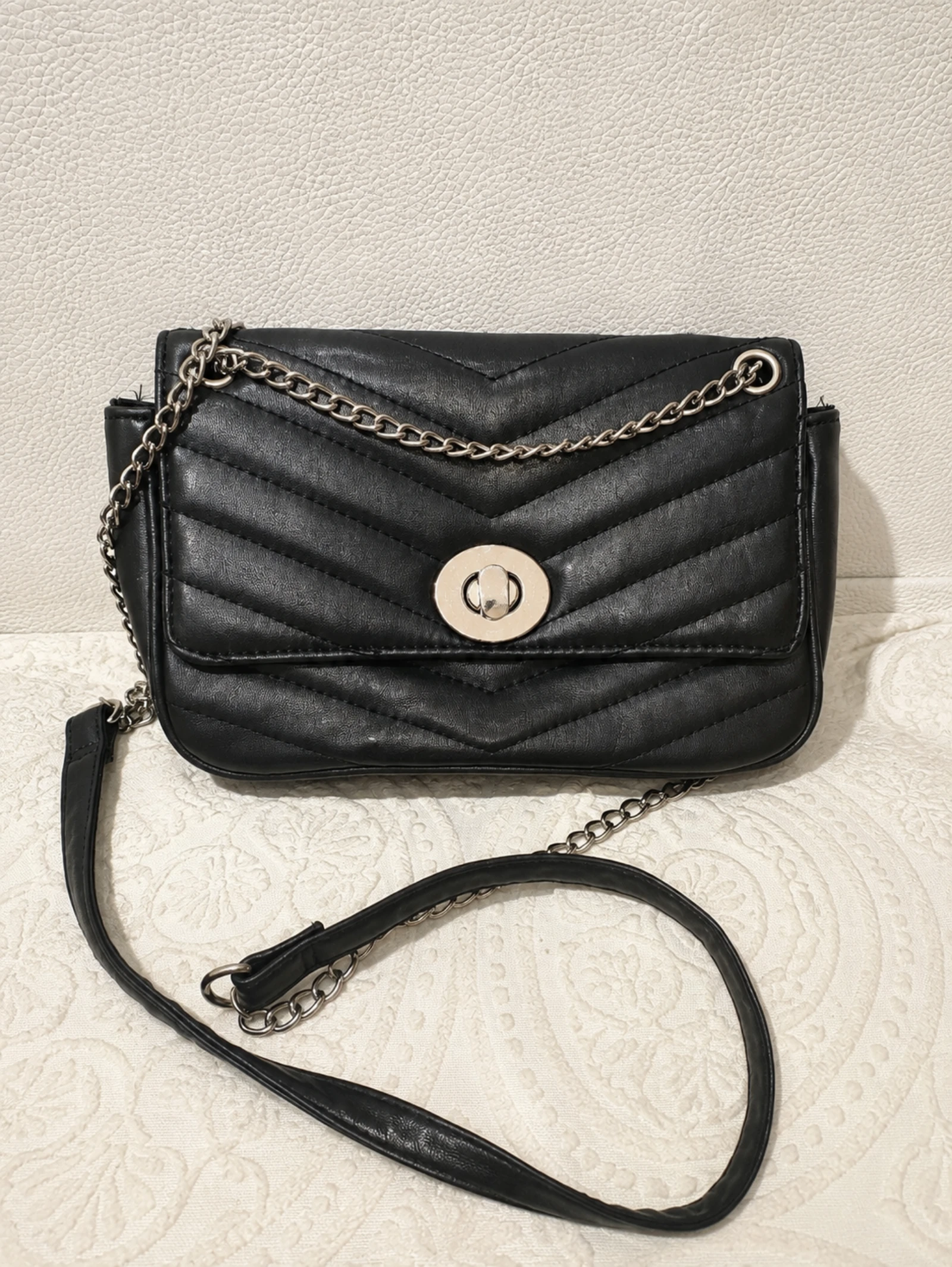 Bolso negro acolchado Stradivarius con cadena plateada – photo 4